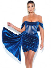 Drapiertes Korsettkleid aus Samt mit Cut-Outs (Handschuhe nicht im Lieferumfang enthalten)